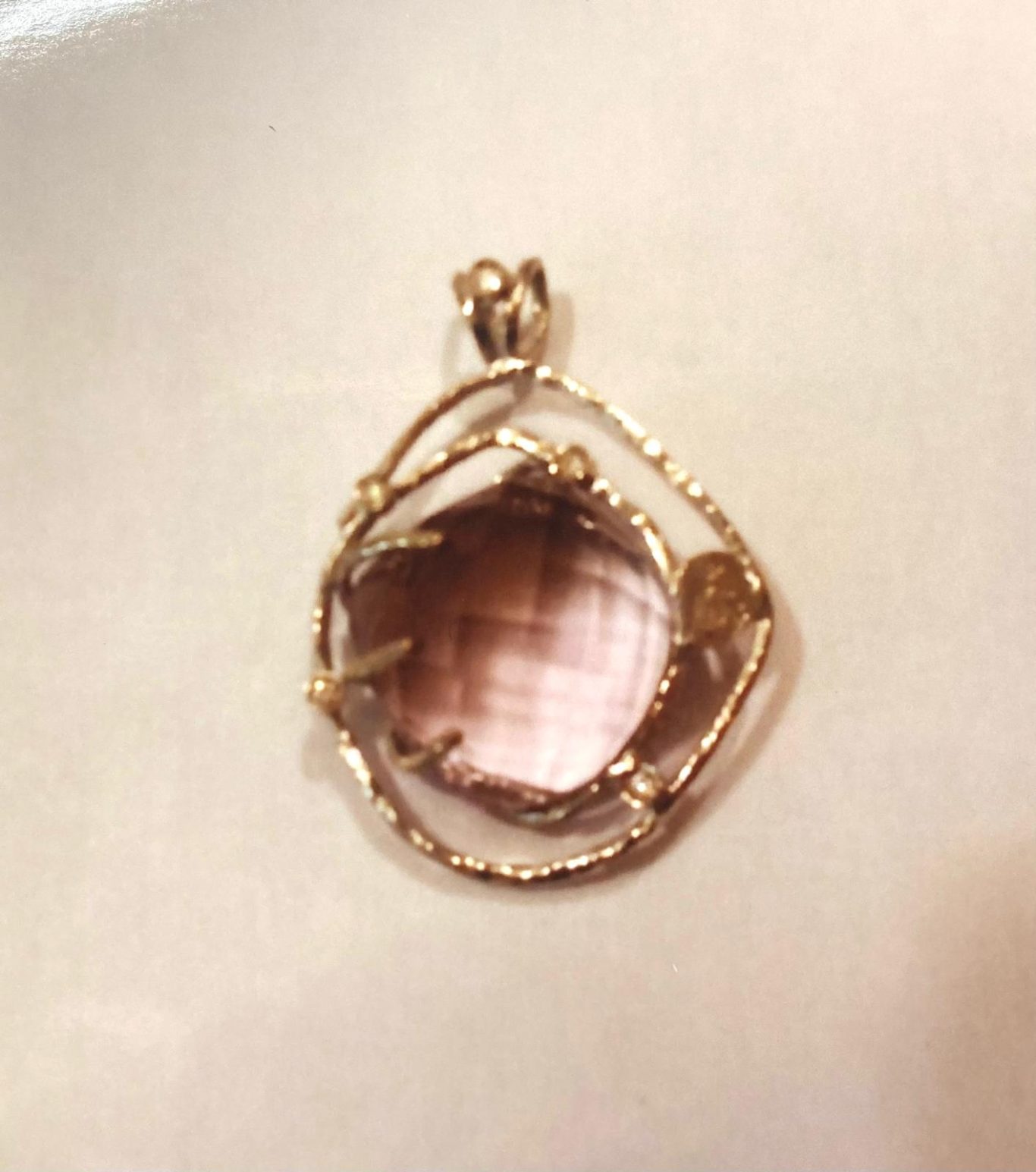 Ciondolo battuto a martello in oro 18KT con diamanti e quarzo rosa