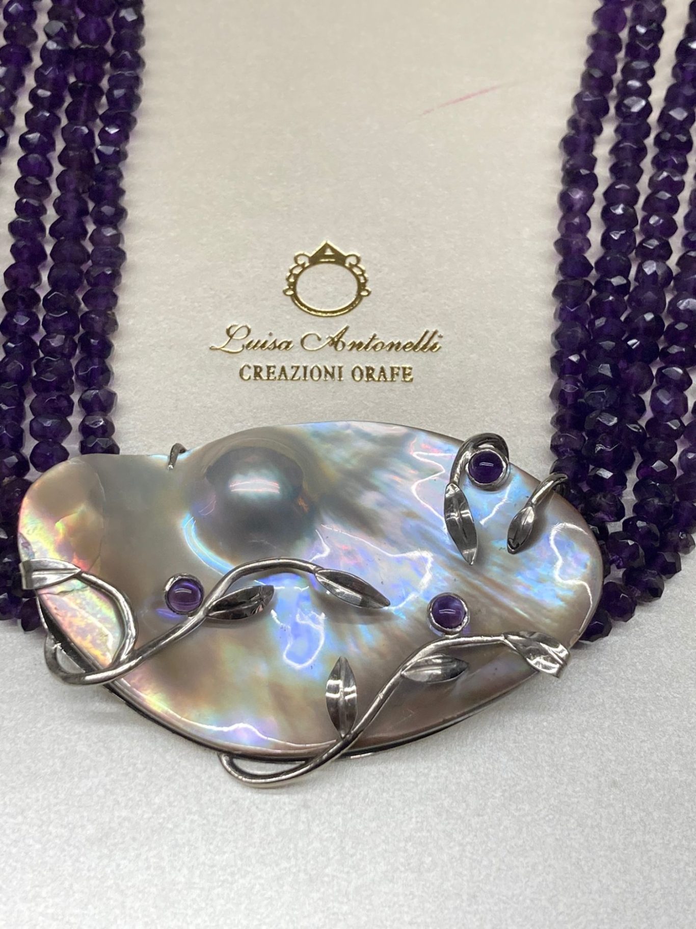 Collana di ametiste sfaccettate, centrale in madreperla polinesiana con perla mabé montata in oro bianco 18KT