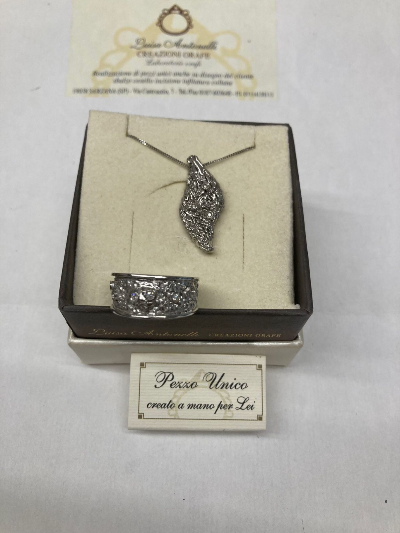 Ciondolo e anello in oro bianco 18KT con diamanti