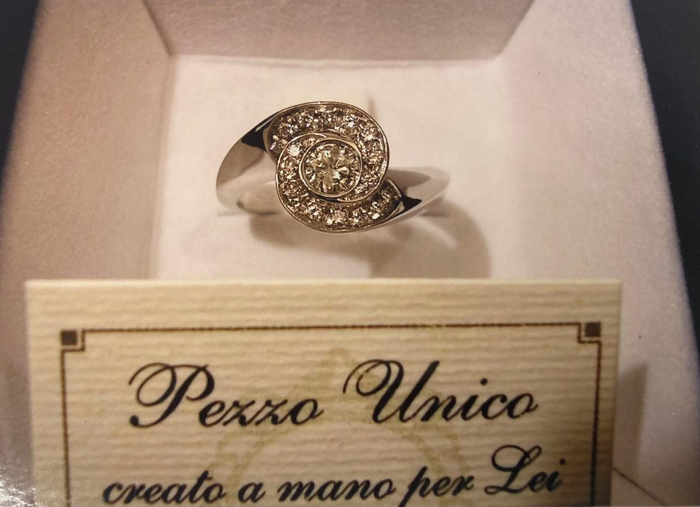 Anello in oro bianco 18KT con pavé di diamanti