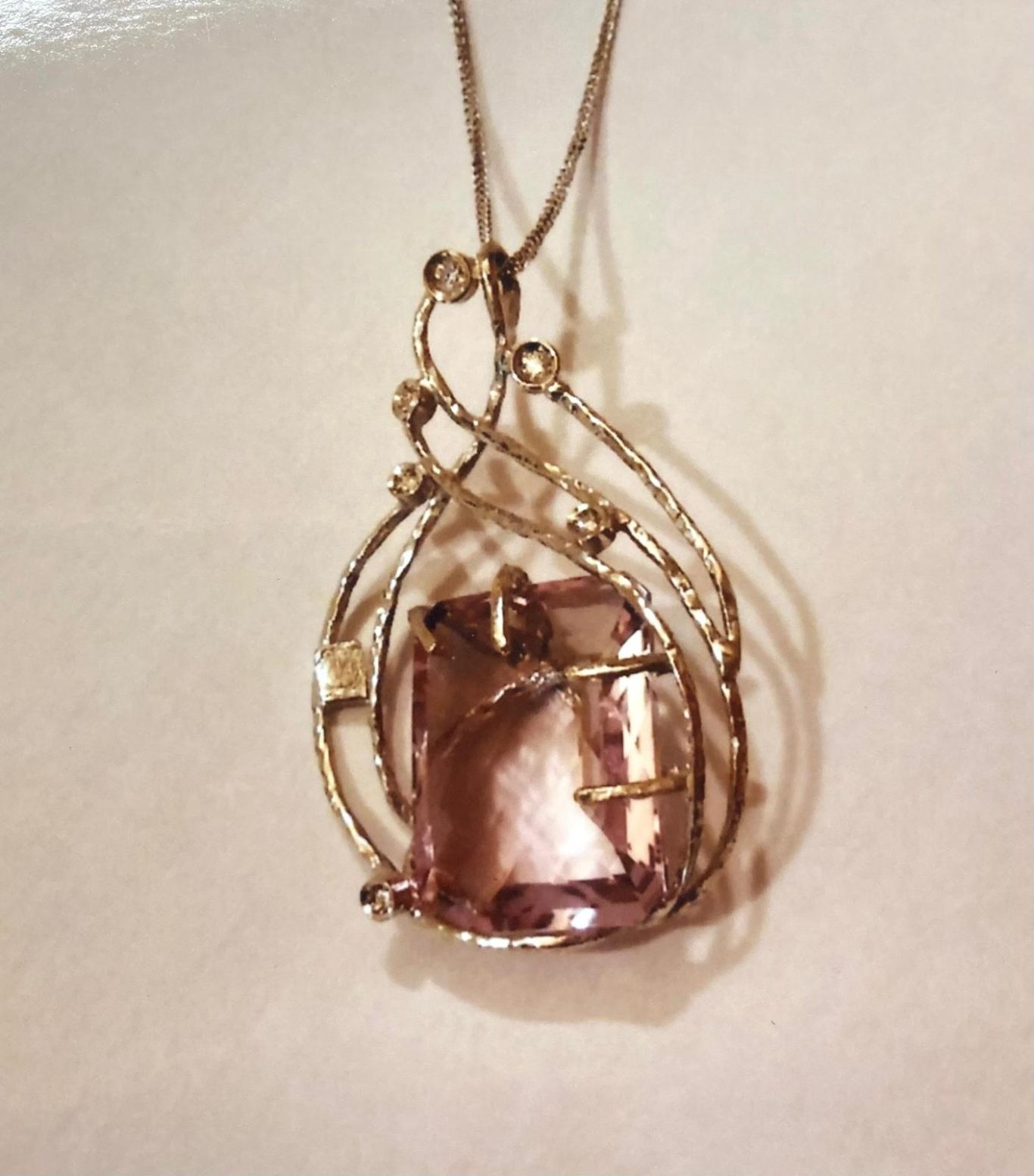 Ciondolo battuto a martello in oro bianco 18KT con diamanti e ametista