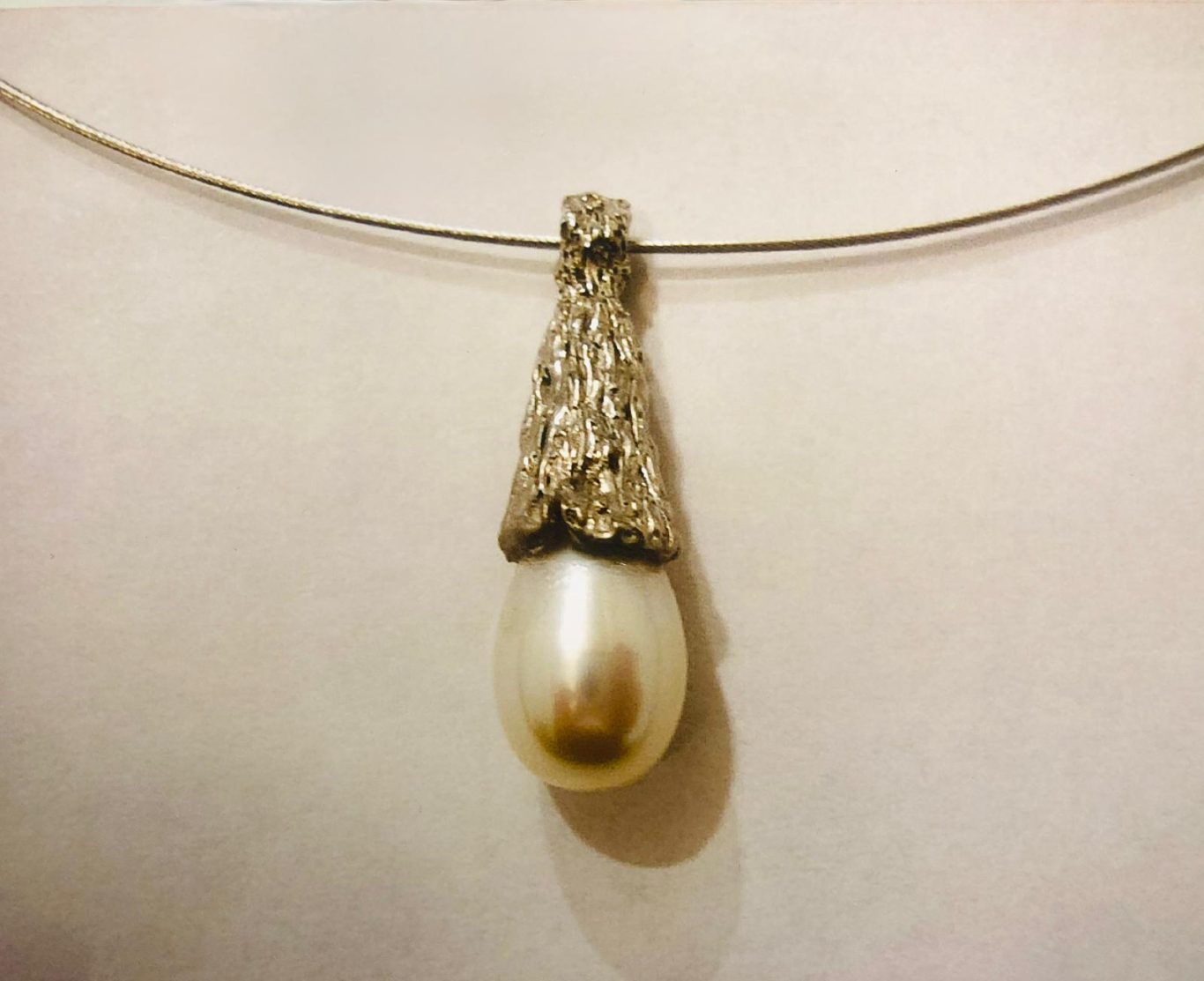 Ciondolo in oro bianco 18kt con perla a goccia