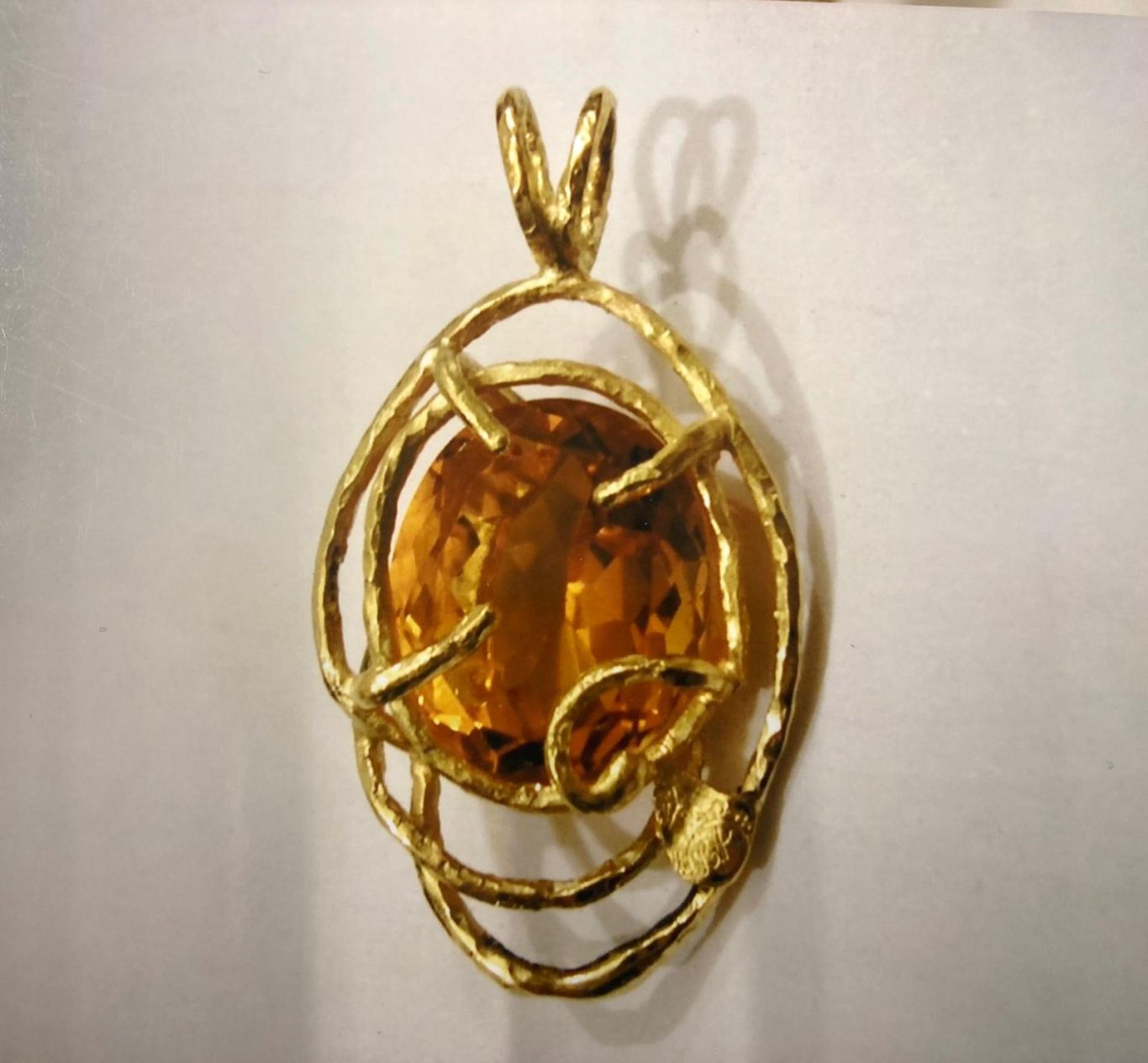 Ciondolo battuto a martello in oro 18KT con quarzo