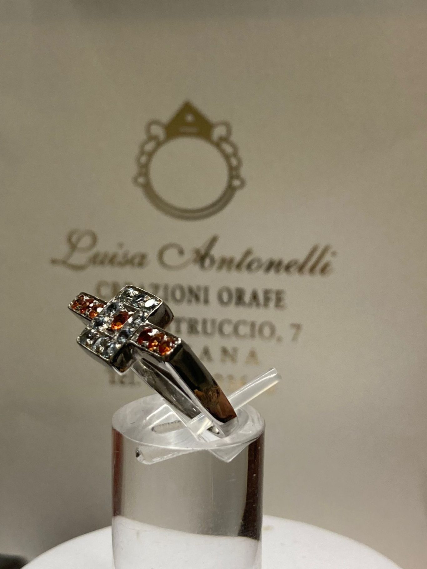 Anello in oro bianco 18KT con pavé di zaffiri arancio e acquamarine
