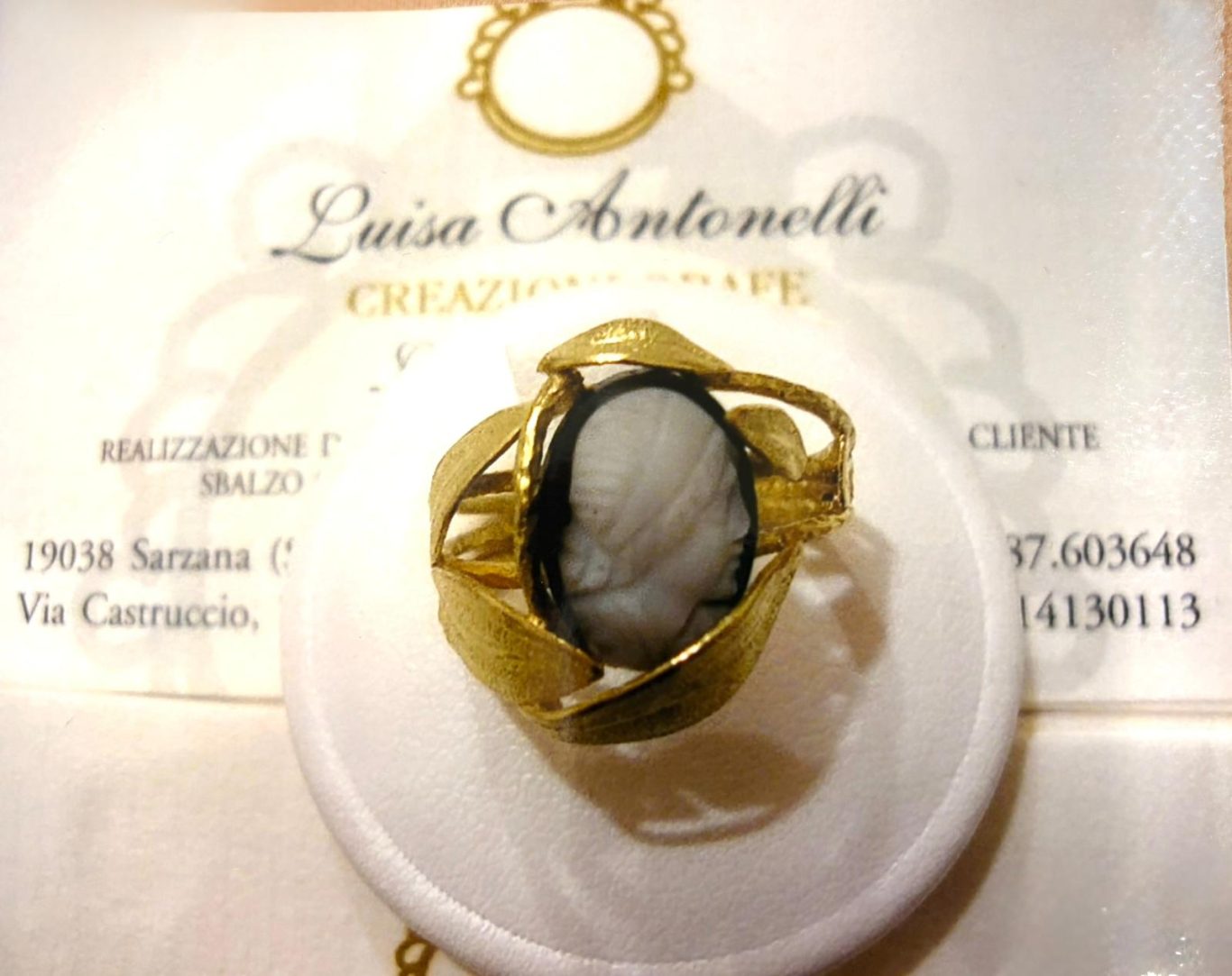 Anello in oro giallo 18kt con foglie sbalzate e incise .Cameo