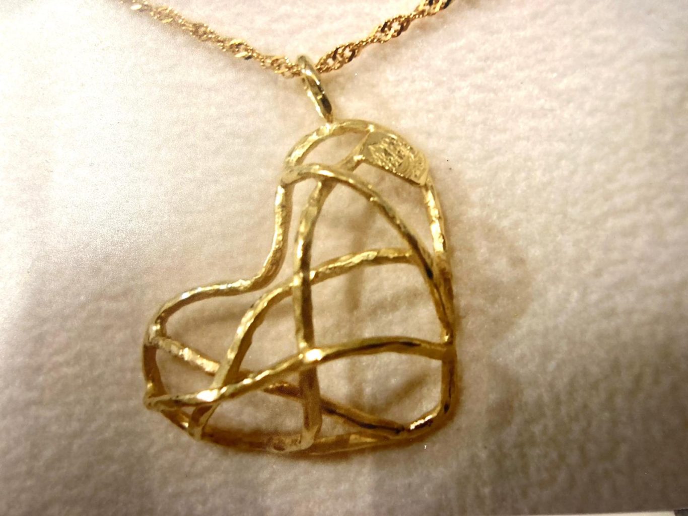 Ciondolo battuto a martello in oro 18KT