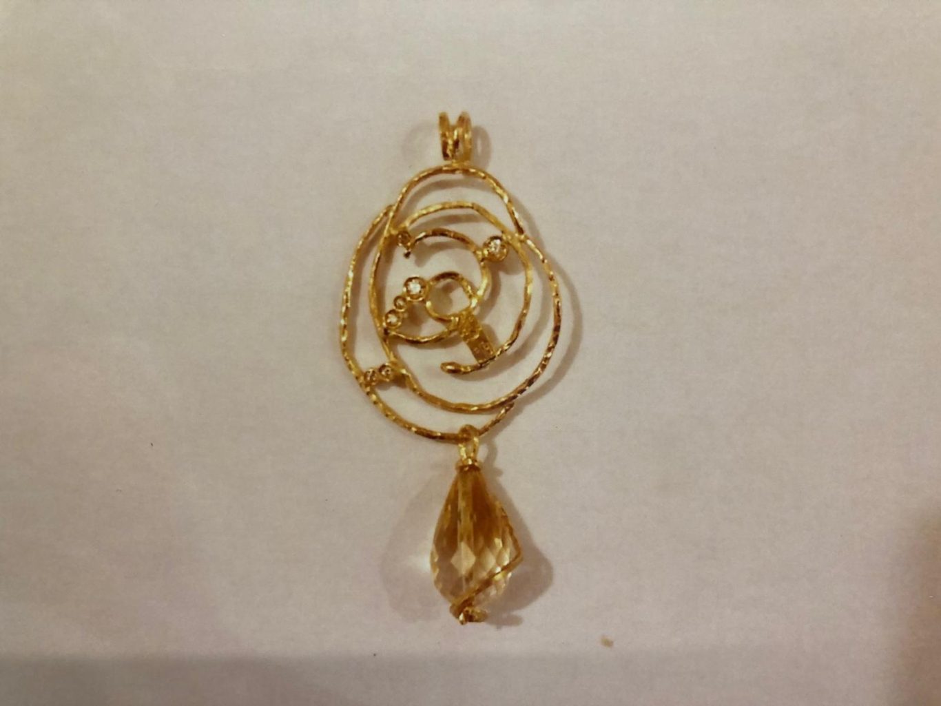 Ciondolo in oro giallo 18KT battuto a martello con diamanti e quarzo giallo a goccia