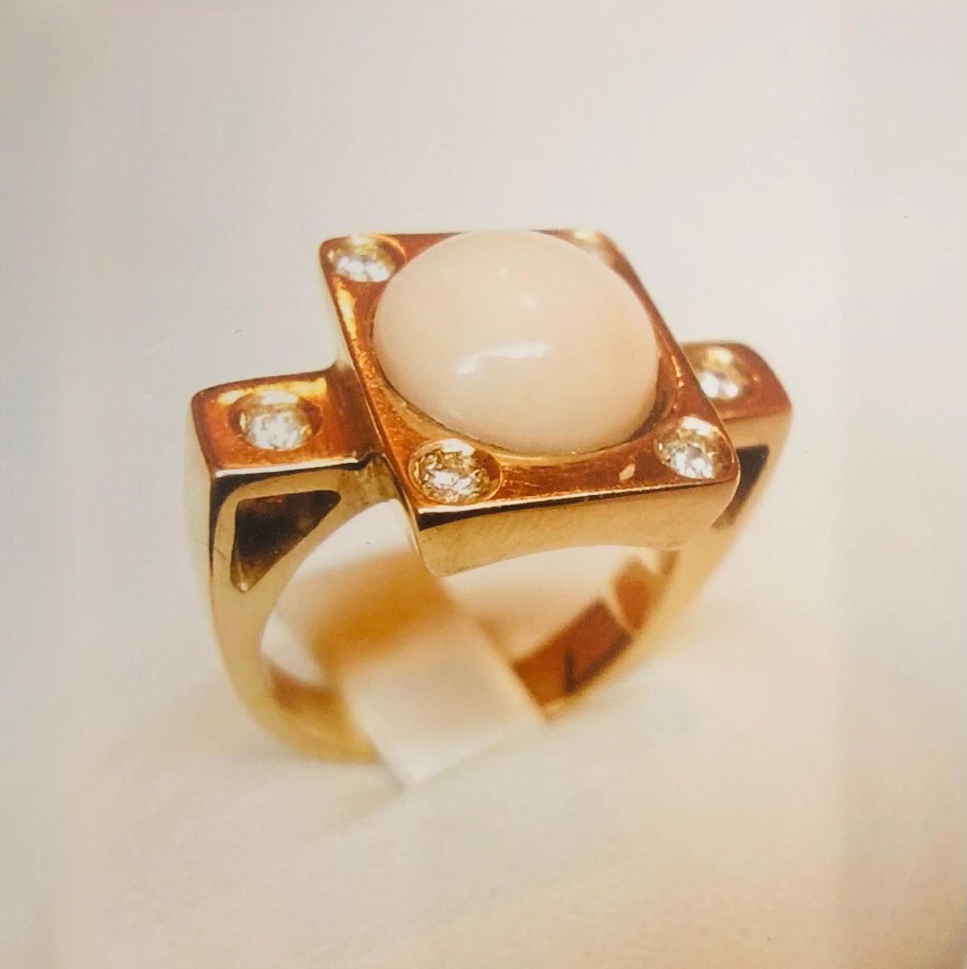 Anello in oro rosso 18kt con diamanti con corallo rosa cabochon