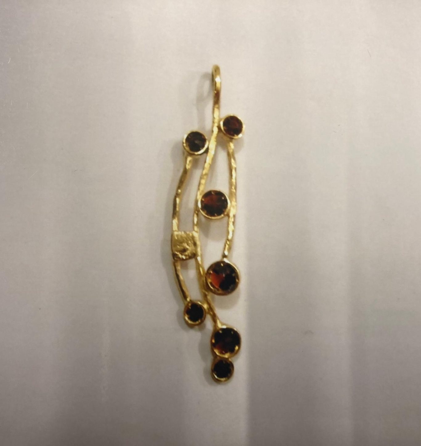 Ciondolo battuto a martello in oro 18KT con rubini