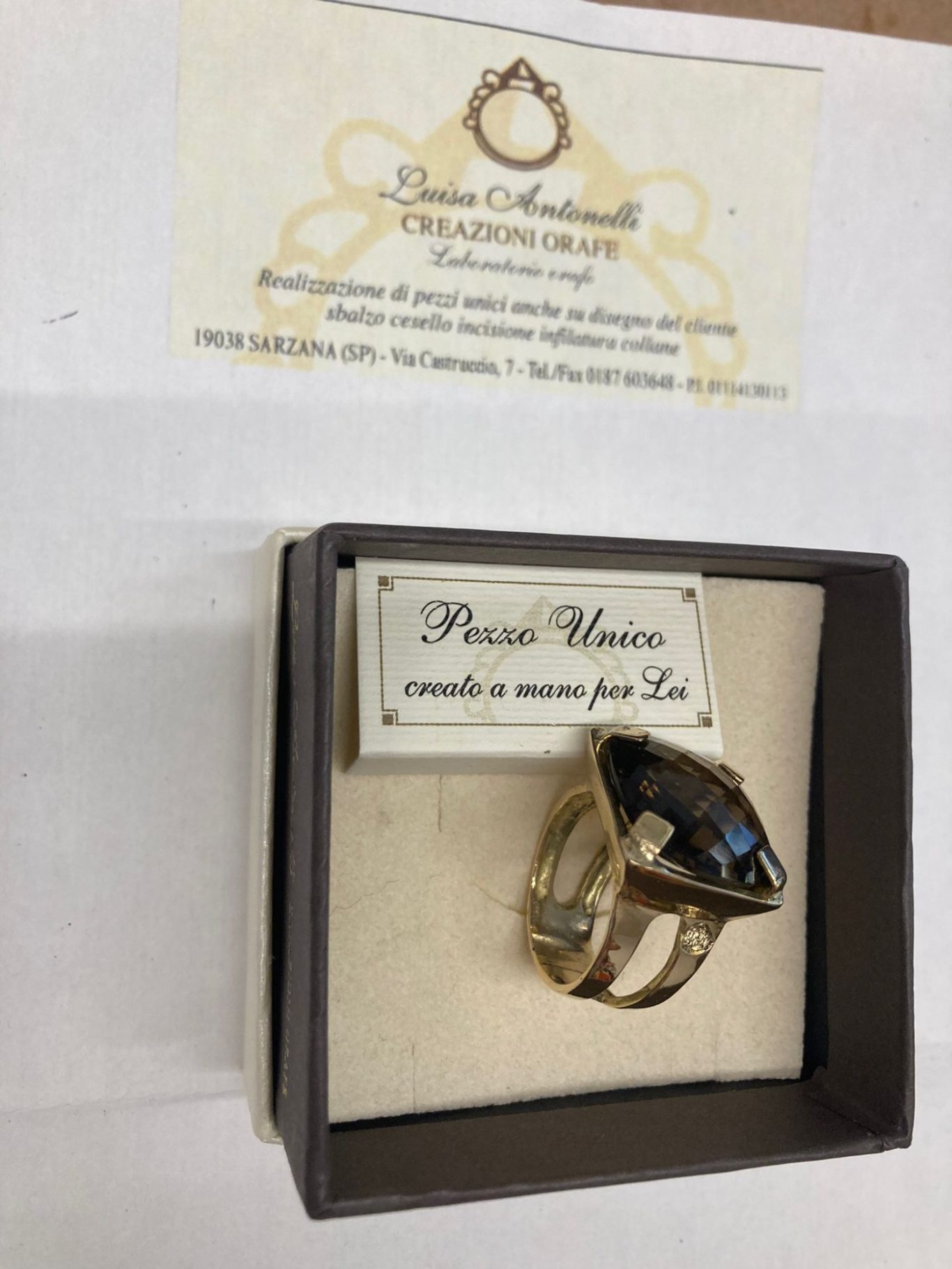 Anello in oro giallo 18KT con quarzo fumé