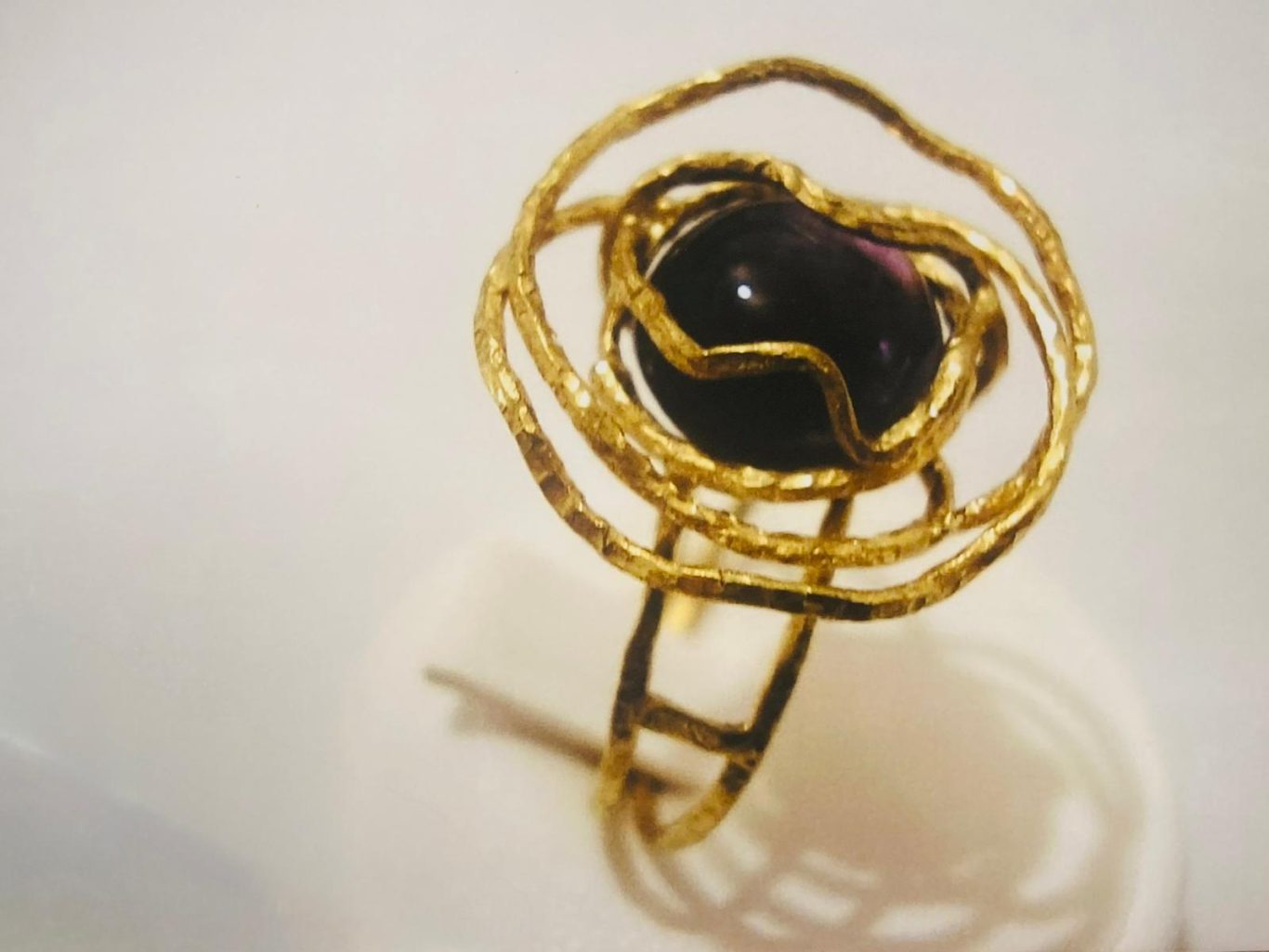 Anello in oro giallo 18kt battuto a martello con ametista cabochon