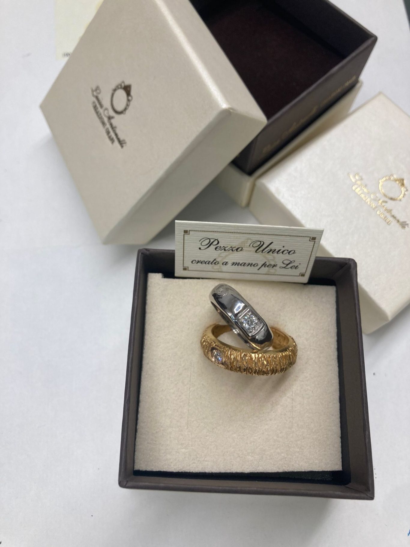 Anello in oro bianco 18KT con diamanti e anello in oro rosso 18KT con diamanti