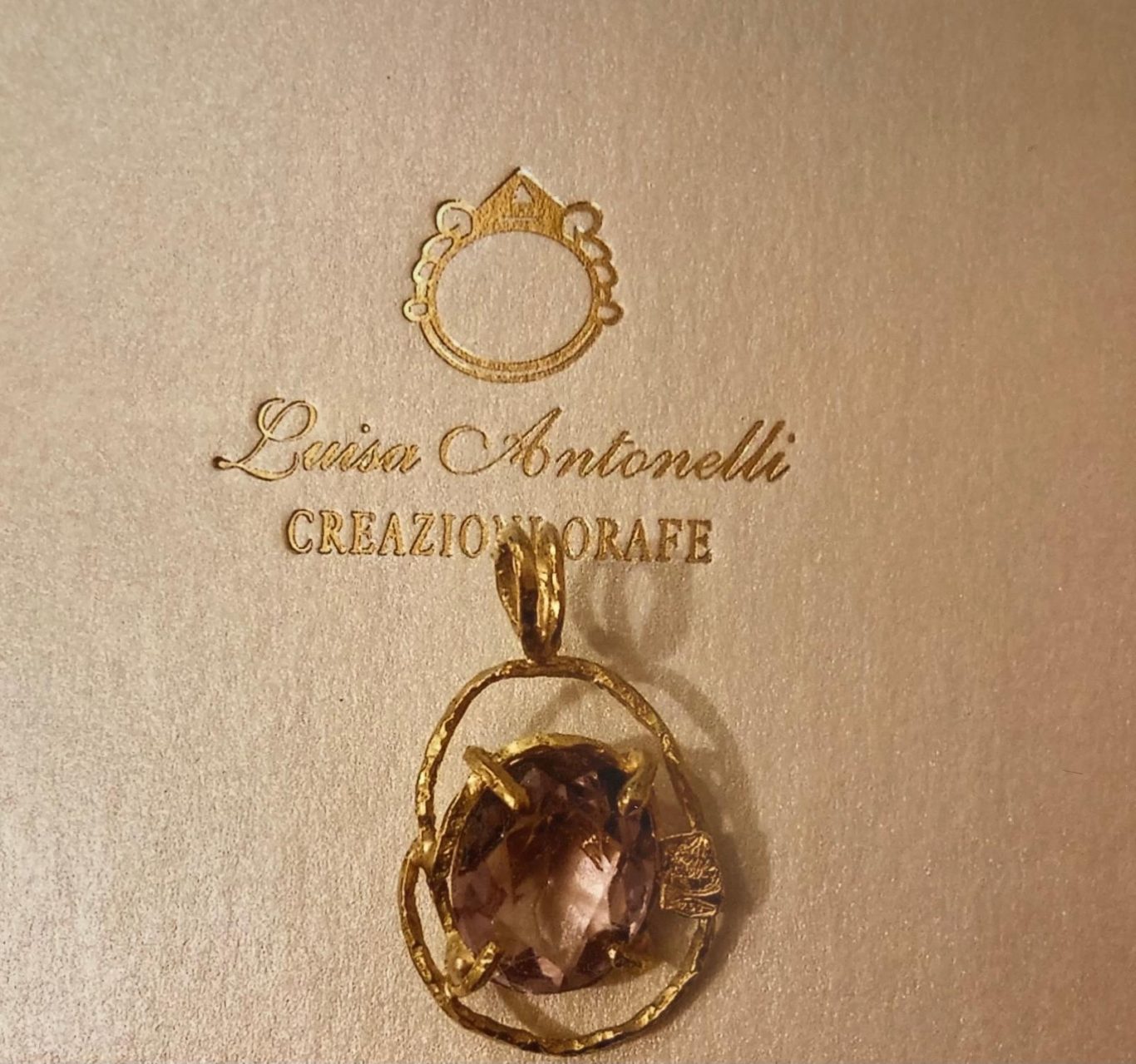 Ciondolo battuto a martello in oro giallo 18KT con ametista