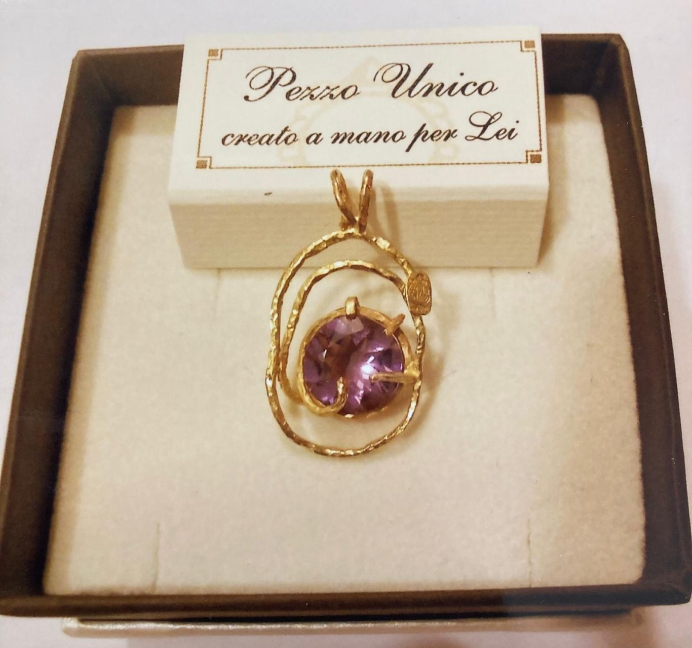 Ciondolo in oro giallo 18KT battuto a martello con ametista