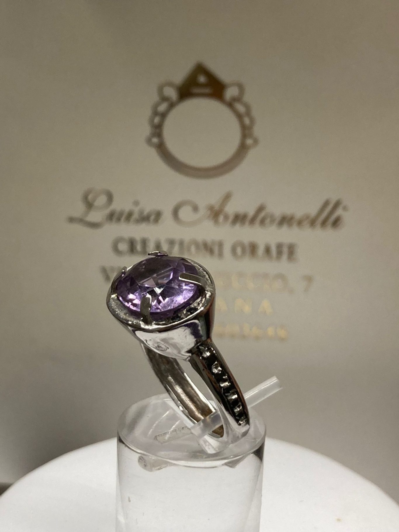 Anello in oro bianco 18KT con pavé di diamanti neri e ametista