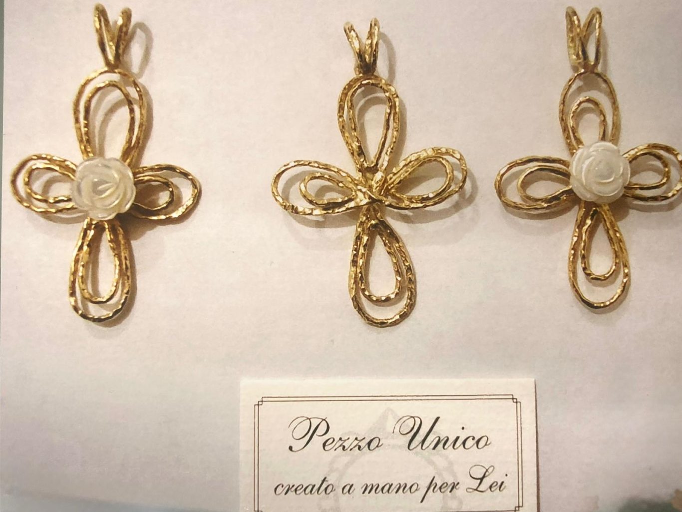 Ciondoli in oro giallo 18kt battuti a martello con fiore in madreperla